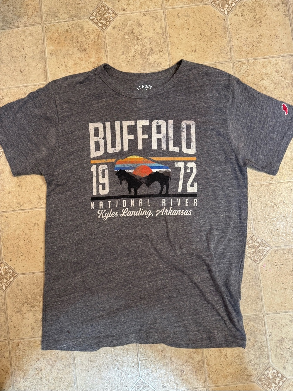 League Buffalo Kyles Landing WV Gray Short Sleeve Unisex Adult T-Shirt Sz Med